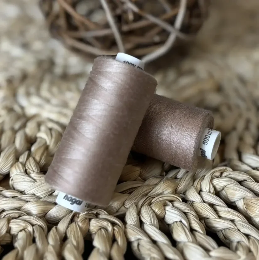 Univerzální polyesterová nit Hagal Unipoly v návinu 500m, bílá káva