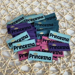 Koženkové štítky s nápisem Princezna a zlatou korunkou z vinylu v různých barvách