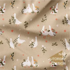 Bavlnený úplet s autorským jemným motívom húsky, kvietkov a prírodných detailov na teplom béžovom podklade.