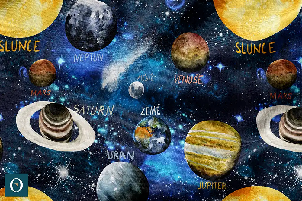 Bavlněný úplet s planetami Sluneční soustavy na vesmírném pozadí – autorský design Oli-Ve.